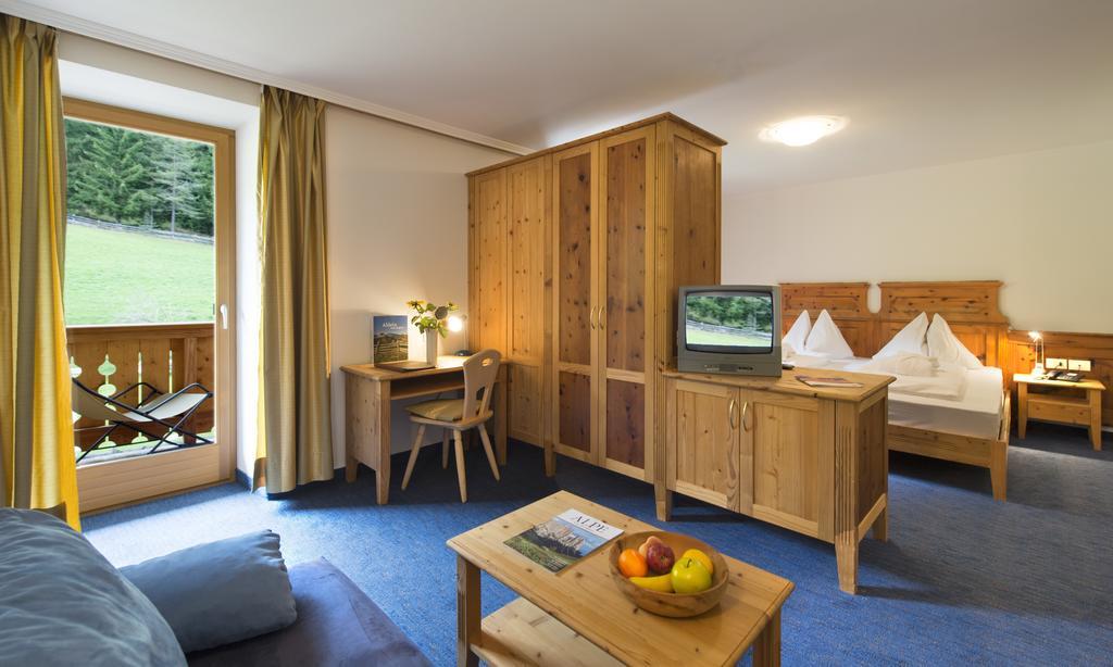 Dolomitenhotel Weisslahnbad Tires Room photo